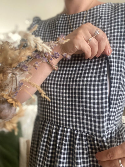 Marie | Sukienka do karmienia piersią w kratkę Gingham z niewidocznymi zamkami